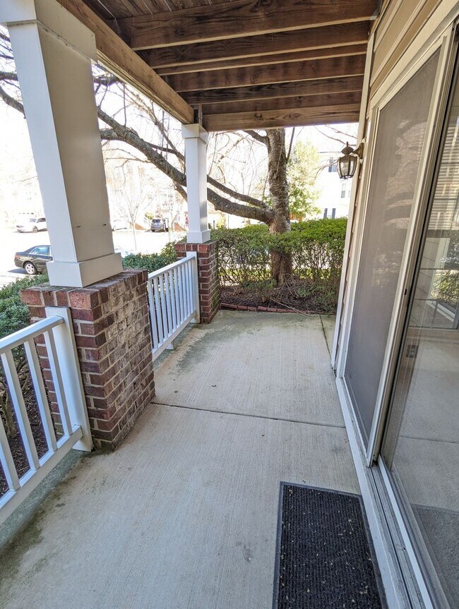 Building Photo - Beautifully maintained ground level condo in Germantown ready by mid April!