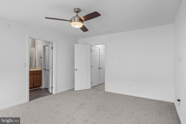 Building Photo - 490 N Palace Dr