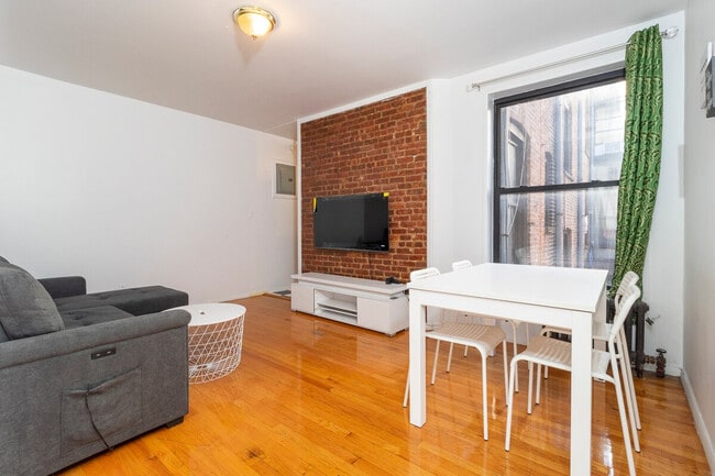 Building Photo - 163 E 94th St