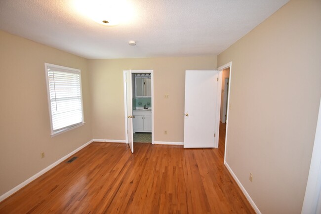 Building Photo - 4 Bedroom and 3 Bath Home- Vander