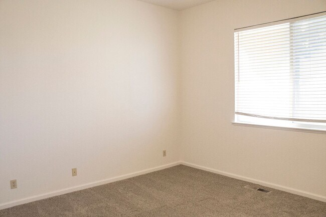 Building Photo - 3 Bedroom  2 Bath New Paint, Flooring and ...