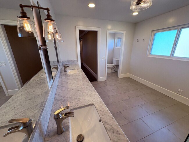 Building Photo - Upgraded 3 bedroom, 2 1/2 bath home with HUGE private yard.  This is a true hidden gem.