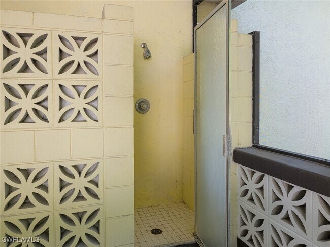 Building Photo - 565 N Idle Terrace