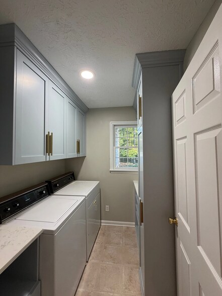 Building Photo - 1170 Lois Ln