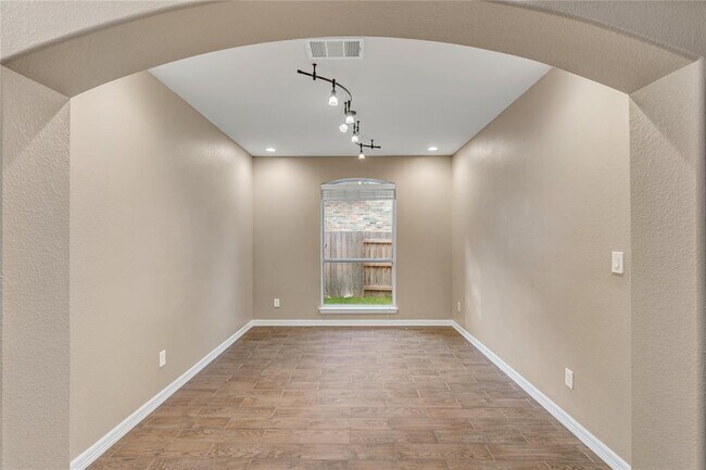 Building Photo - 4204 Fairmeadow Dr