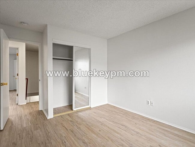 Building Photo - 3 Bed, 1.5 Bath Townhome in Hazel Dell Near Salmon Creek Regional Park