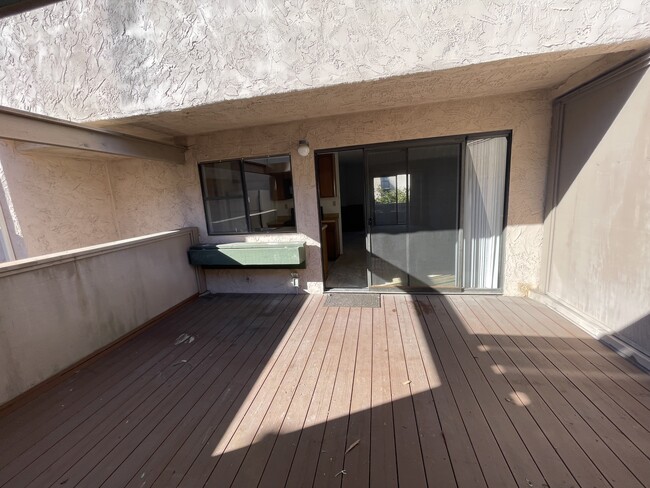 Building Photo - 8722 Villa La Jolla Dr