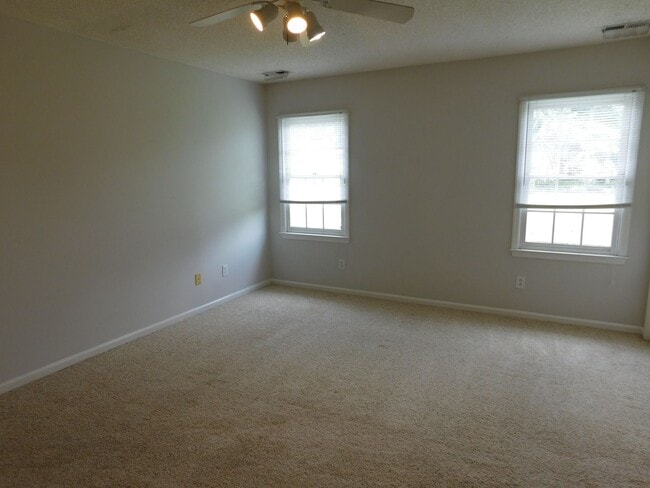 Building Photo - 210 Rivershore Dr