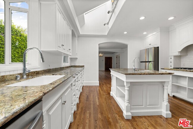 Building Photo - 521 Westbourne Dr