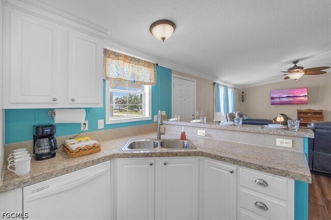 Building Photo - 701 Coral Dr