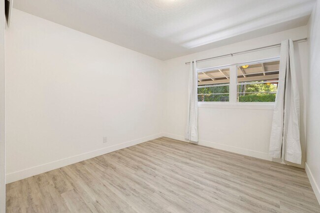 Building Photo - Reburbished 3bd/2ba, 2,275 sq ft home in Coconino Estates close to Hospital, park, downtown Flags...