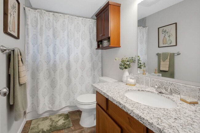 Building Photo - Wonderful 4 Bedroom, 3 Bath Home in Federal Way with Double Balconies and Family Room!