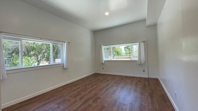 Building Photo - Large 6- Bedroom, 3-Bathroom home in San Luis Obispo