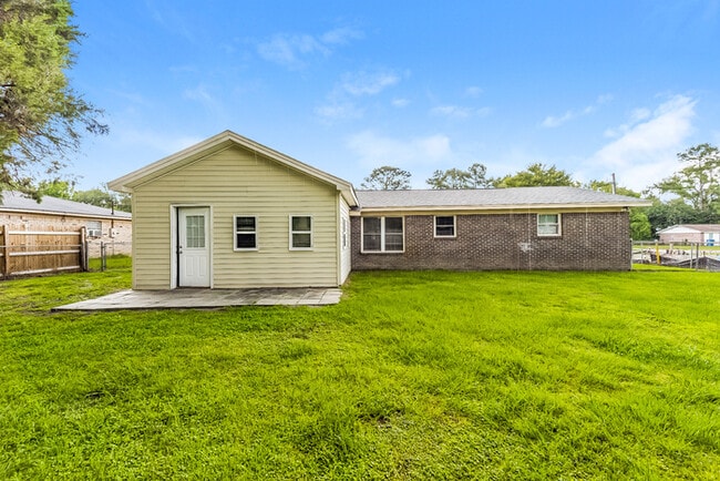 Building Photo - Impressive Home In Ladson