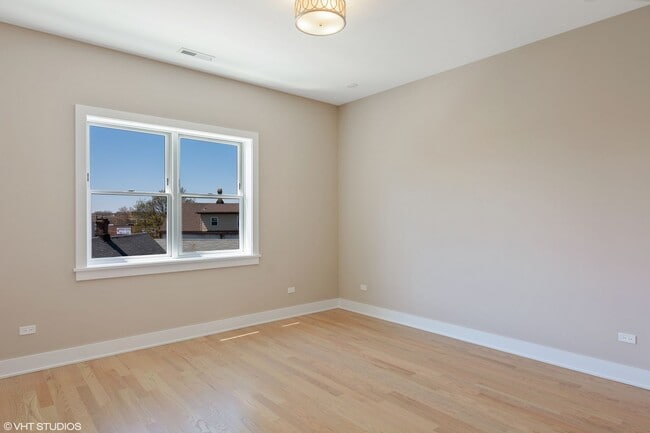 Building Photo - Pet Friendly 3 Bed 2 Bath Condo Quality in Roscoe Village