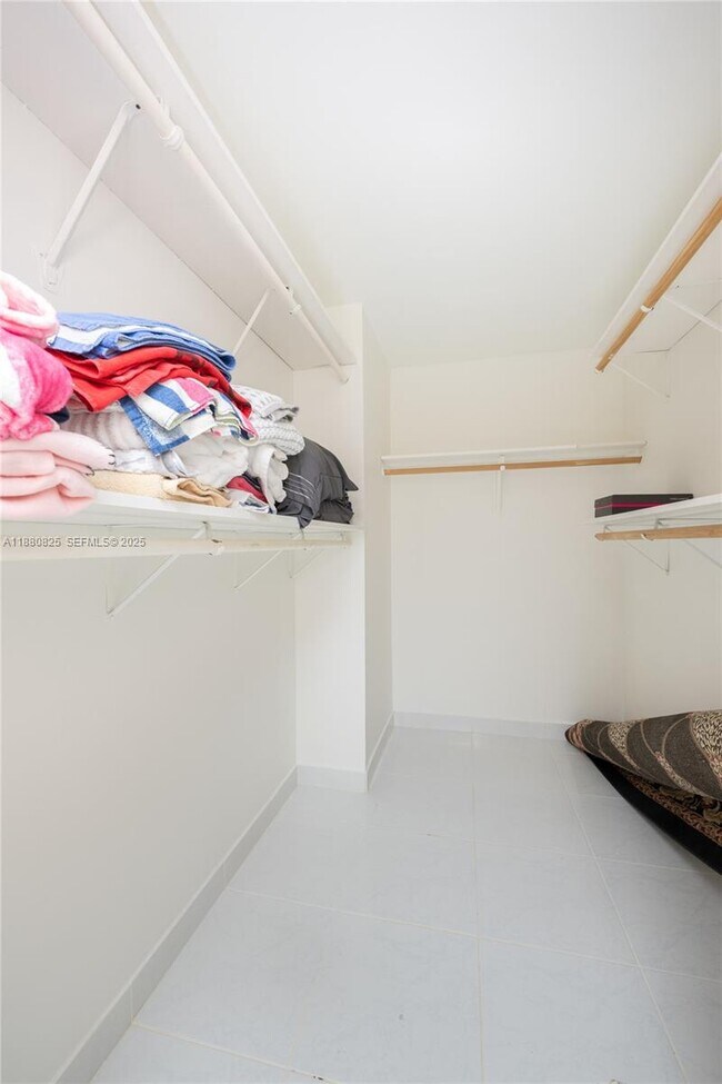 Building Photo - 2030 S Ocean Dr