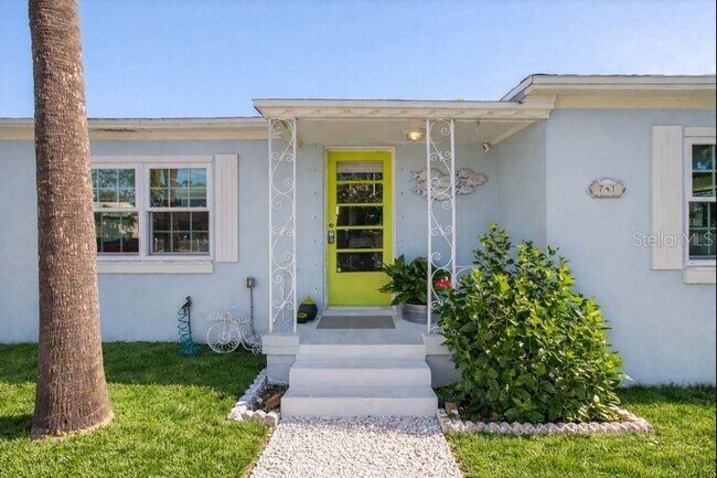 Building Photo - 741 Lantana Ave