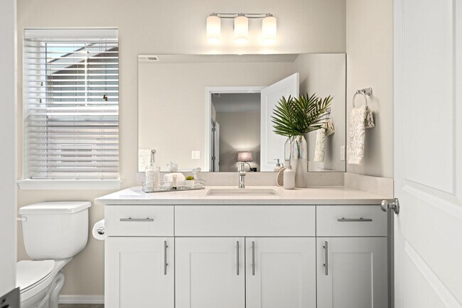 Building Photo - 3 Bedroom Townhome In Midtown with Fireplace