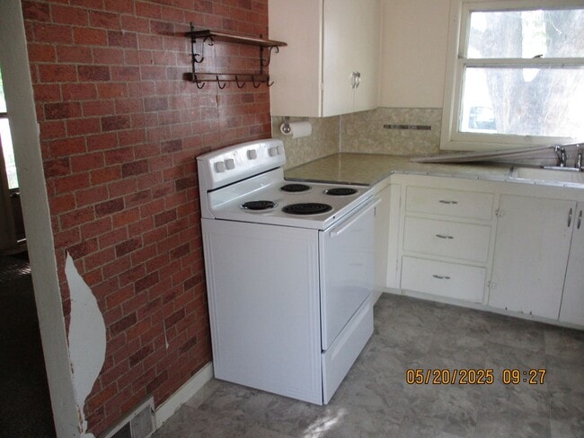 Building Photo - 50% OFF FIRST FULL MONTH'S RENT!