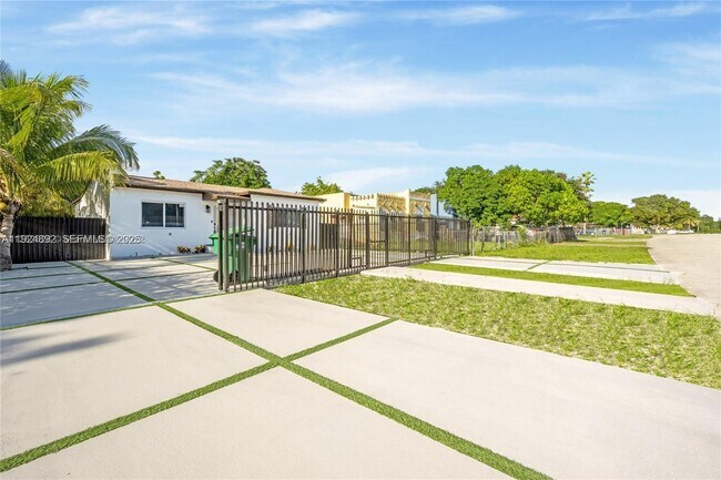 Primary Photo - 911 Sharar Ave