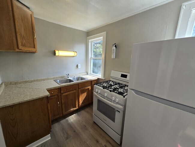 Building Photo - 740 W 11th St