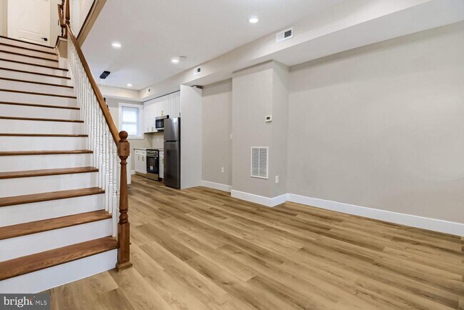 Building Photo - 2542 Oswego Ave