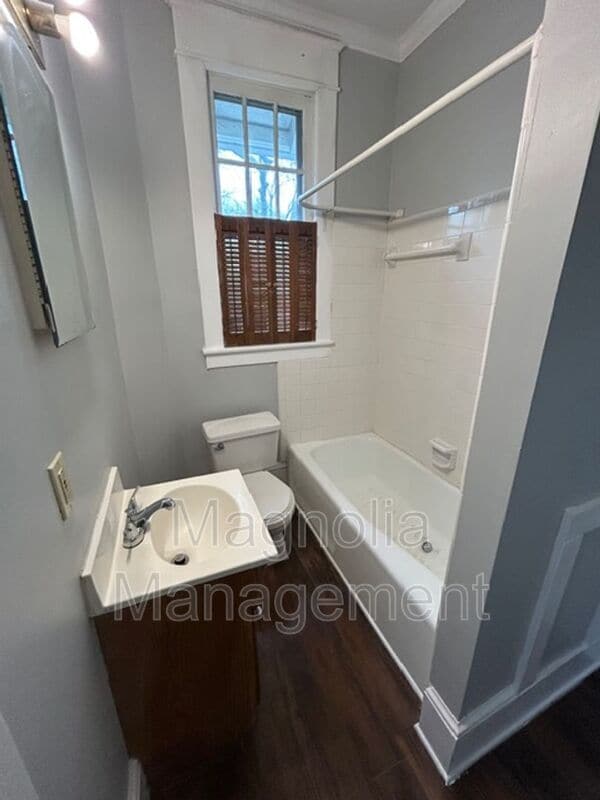 Building Photo - 107 W Jennette Ave