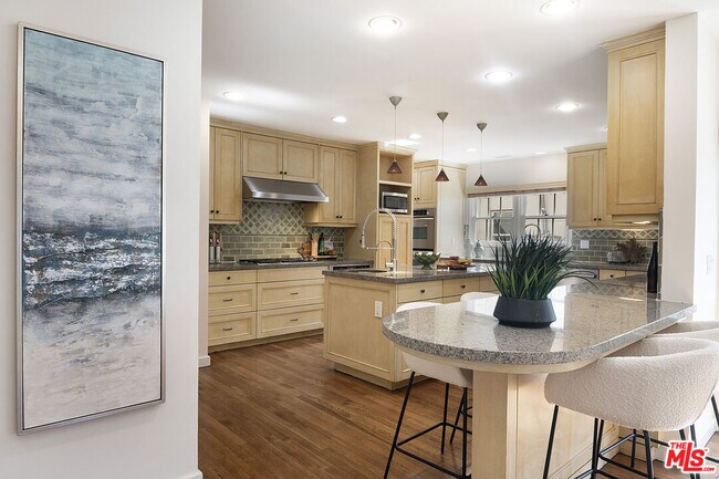 Building Photo - 131 S Martel Ave