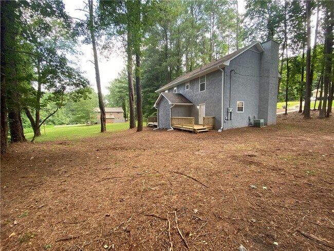 Building Photo - 2012 Oakwood Dr