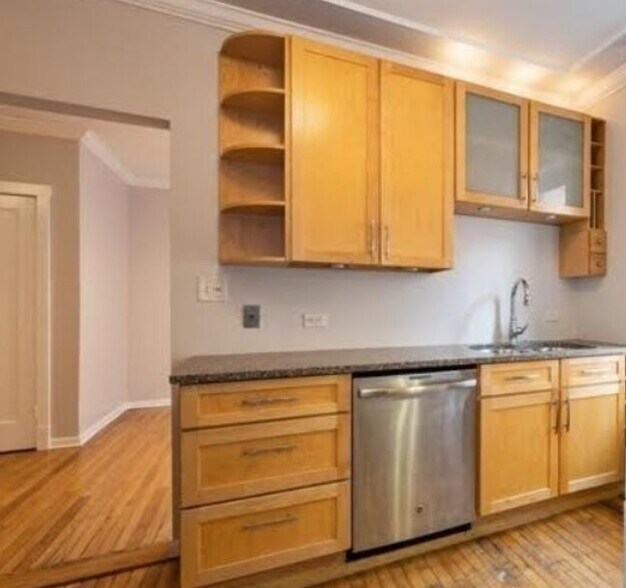 Building Photo - 4019 N Clarendon Ave