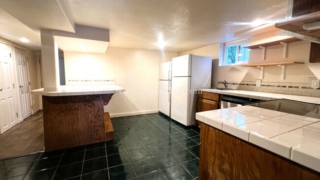 Building Photo - Large 2 Bed / 1 Bonus Room in the Brooklyn Neighborhood off SE Milwaukie Ave.