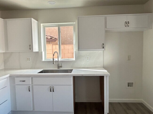 Building Photo - Stunning 4 Bedroom Remodel in Harbor Shores