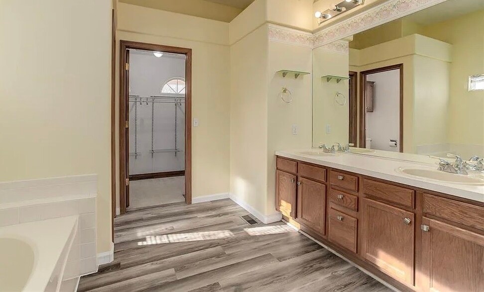 Building Photo - 770 Amberglen Ct