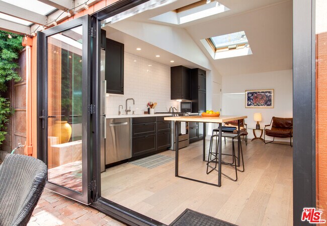 Building Photo - 927 1/2 Victoria Ave