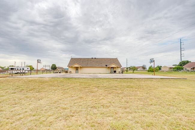 Building Photo - Updated Duplex in Weatherford with large y...