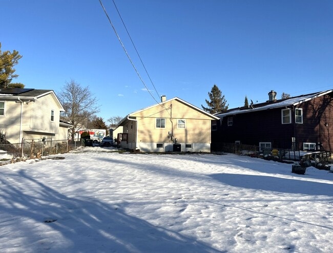 Building Photo - 1606 N Poplar Ave