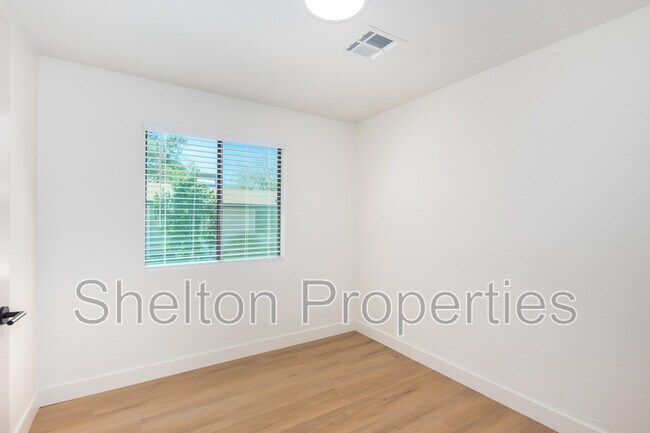 Building Photo - 616 N 10th Ave