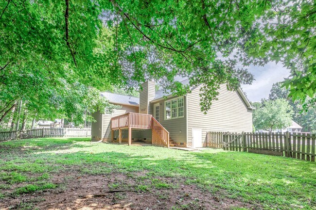 Building Photo - Charming 3 Bedroom Home