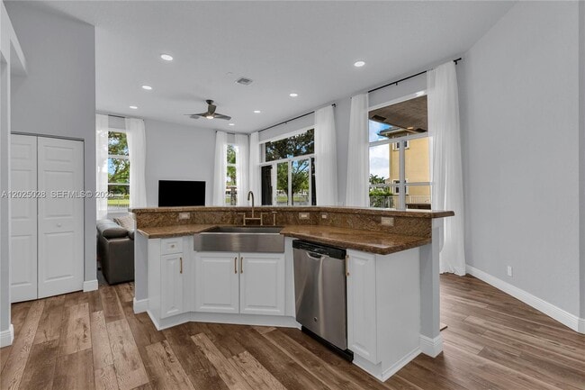 Building Photo - 950 Marina Dr