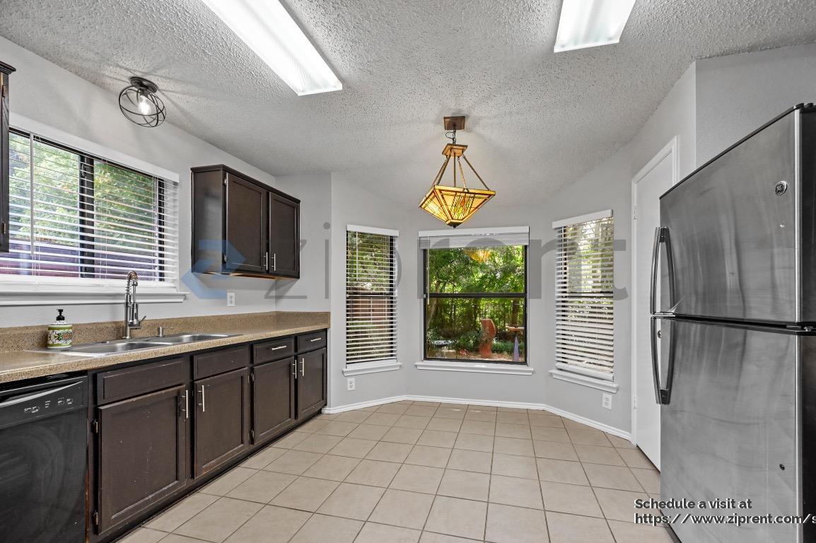 Building Photo - 2029 Oakglen Dr