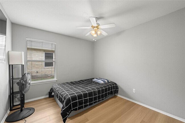 Building Photo - 3800 Hickox Dr