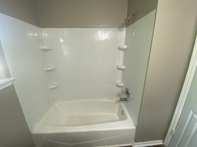 Building Photo - Charming 5 Bedroom House