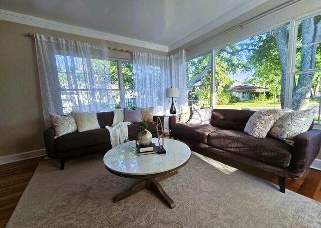 Building Photo - 205 25th Ave NE