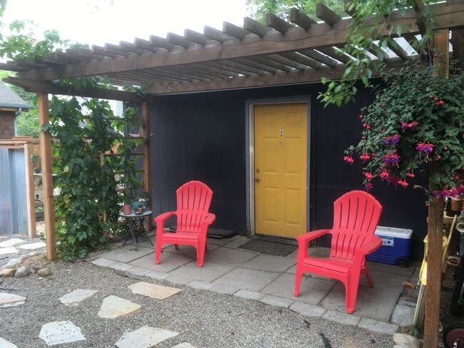 Building Photo - Walk & Bike Friendly! Great Economical Rental, West-side Studio, Fully Furnished Monthly Rental