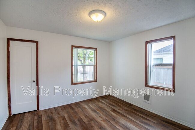 Building Photo - 920 13th St NE