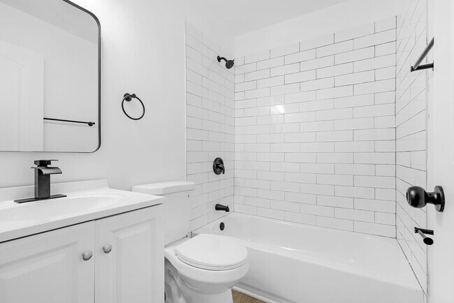 Building Photo - GORGEOUS end unit in Baltimore! 3 Bedrooms 3 Bathrooms Plus a Rec Room!