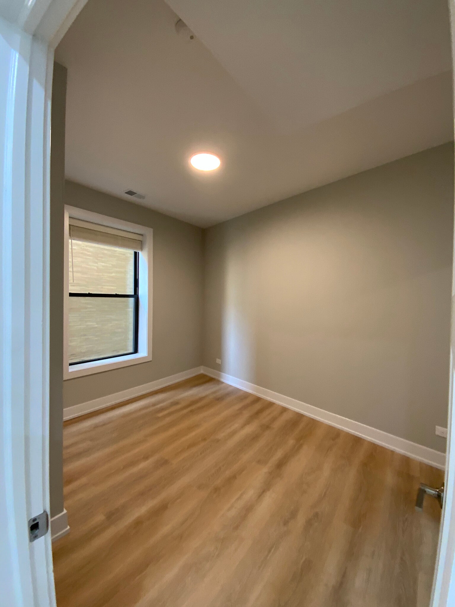 Building Photo - 423 W Belden Ave