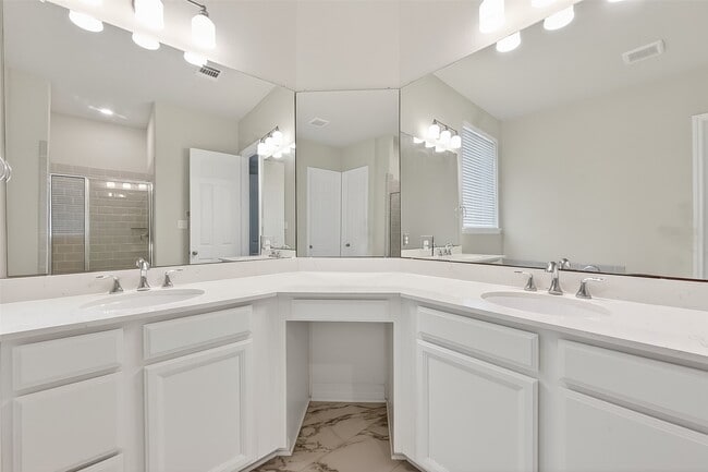 Building Photo - 4018 Martin Ridge Dr