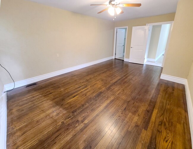Building Photo - Large Military Park Home
