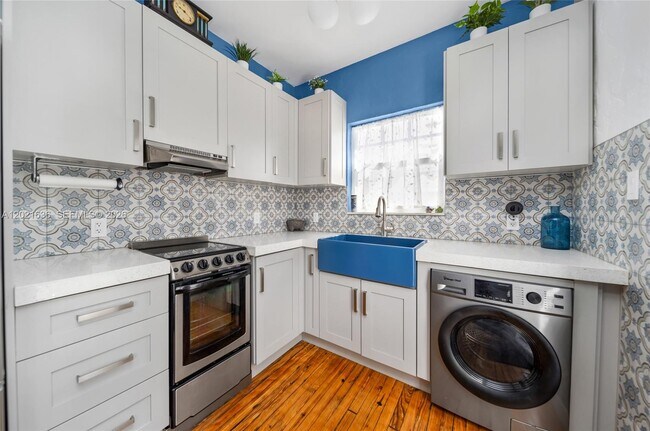 Building Photo - 408 25th St